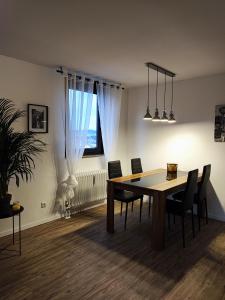 a dining room with a table and chairs and a window at Wagners Panorama in Bayreuth