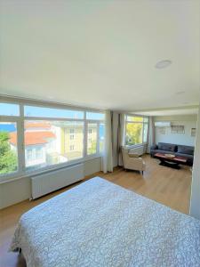ein Schlafzimmer mit einem großen Bett und einem großen Fenster in der Unterkunft Kuzguncuk View in Istanbul