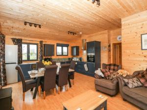 a living room with a kitchen and a dining room at The Lodge at Crossroads Farm in Bridgwater +29 photos