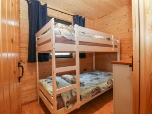 a bunk bed room with two bunk beds in a cabin at The Lodge at Crossroads Farm in Bridgwater