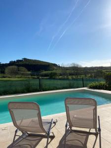 2 sedie sedute accanto alla piscina di Casa Susana a Sapataria