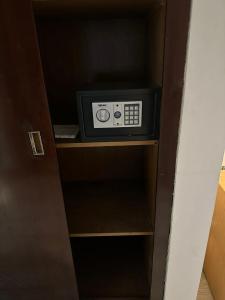 un microondas en un armario en una habitación en Gawharet Al Ahram Hotel, en El Cairo