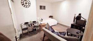 倫敦的住宿－Maple House - Inviting 1-Bed Apartment in London，客厅配有床和沙发