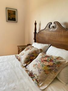 a bed with two pillows on top of it at Casa Susana in Sapataria