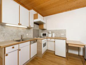 Kitchen o kitchenette sa Haus Tanja