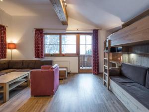 sala de estar con sofá y litera en Alpensteinbock Saalbach L, en Saalbach Hinterglemm