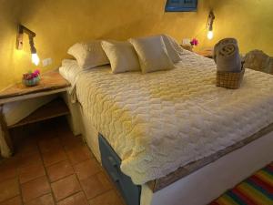 una camera da letto con un grande letto con due comodini di Hermoso Glamping Creta a Barichara
