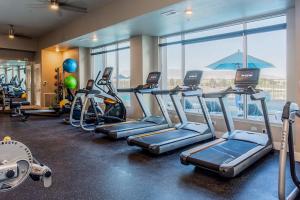 Fitness centrum a/nebo fitness zařízení v ubytování Designer Apt with Jacuzzi, Pool & Mountain Views