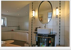Koupelna v ubytování Dünenhotel Borkum + 36 fotografií