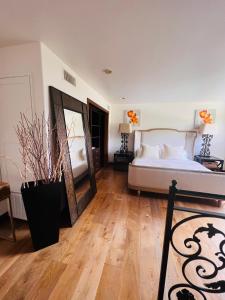 1 dormitorio con 1 cama y suelo de madera en The Cozy Villa, en Los Ángeles