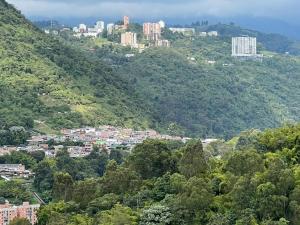 a view of a city from a mountain at Espectacular apartamento primer piso capacidad 6 personas in Villamaría