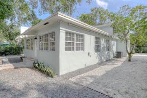 una casa blanca con muchas ventanas en Retreat to a Stylish WOW Hotel Quality Two Story Upscale 4-2 in Historic Coconut Grove, en Miami