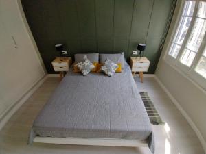 - un grand lit dans une chambre avec 2 tables de nuit dans l'établissement Unique Aparment Mendoza, à Mendoza