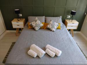 - un lit avec 2 oreillers dans une chambre dans l'établissement Unique Aparment Mendoza, à Mendoza