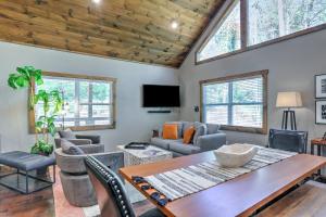 Un televizor și/sau centru de divertisment la Napa Blue Ridge Cabin
