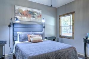 Un pat sau paturi într-o cameră la Napa Blue Ridge Cabin