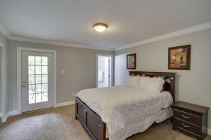 une chambre avec un grand lit et une fenêtre dans l'établissement Gulfport Condo with Private Balcony - Walk to Beach!, à Gulfport
