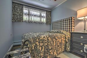 ein Schlafzimmer mit einem Bett, einer Kommode und einem Fenster in der Unterkunft Charming Blue Ridge Cottage with Stunning Views! in Spruce Pine