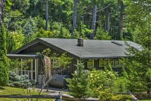 ein kleines Haus mitten im Wald in der Unterkunft Charming Blue Ridge Cottage with Stunning Views! in Spruce Pine