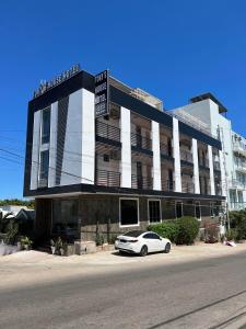 ムイネーにあるTony's House Hotel Mũi Néの建物の前に駐車された白い車