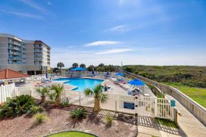 uma vista aérea de uma piscina num resort em North Carolina Escape with Balcony and Pool Access! em North Topsail Beach