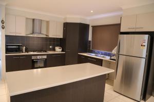 A kitchen or kitchenette at Apple House