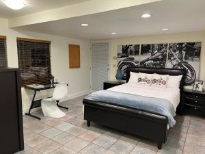 Krevet ili kreveti u jedinici u objektu Hollyburn: 2 Private Bedrooms/2 Bath in Shared Home, Pool, Hot tub