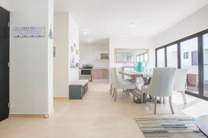 a kitchen and dining room with a table and chairs at Hispania - Dreamy Family Homes plus Communal Pool and Playground in La Paz