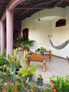 een patio met planten en een hangmat in een huis bij Casa Raiz in Valença