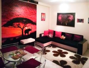 salon z kanapą i obrazem na ścianie w obiekcie DeluxeMaisonettes in Panoramic Roof Complex w Bałcziku