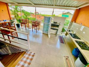 a kitchen and dining room with a table and chairs at Hostel Gravatá in Piracicaba