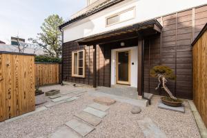 a backyard with a fence and a house at Tsumesyo Mikuni in Sakai