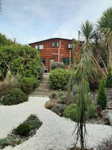 un jardín con una casa en el fondo en Willowbrook, en Ohakune