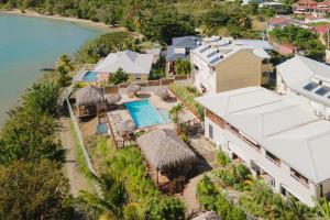 聖呂斯的住宿－Hotel ILOMA Corail Residence，享有带游泳池的度假村的空中景致