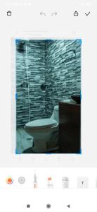 スクレにあるSanta Pachaの石壁のバスルーム(トイレ付)