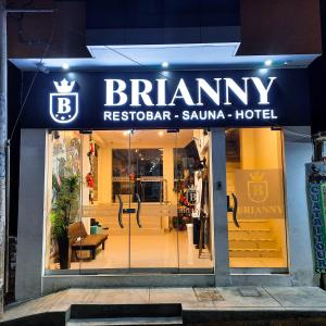 una tienda frente a una farmacia con toldo azul en Brianny Hotel, en Churín