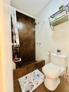 a bathroom with a toilet and a shower at Casa Sol Apartamento vista al mar cerca del aeropuerto y Miraflores in Lima