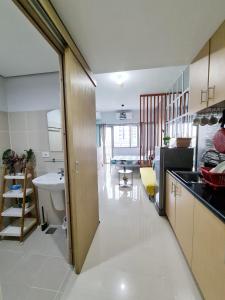 eine Küche mit einer Tür, die zu einem Esszimmer führt in der Unterkunft Stylish New Unit w/ Balcony at Fern Residences in Manila