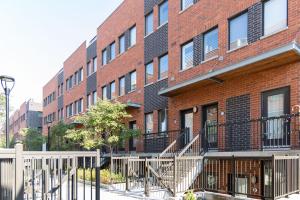 un edificio de ladrillo con una escalera delante de él en Cozy Private Room, Walk to Wilson Station en Toronto