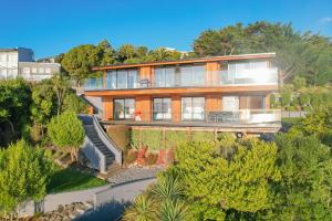 een luchtfoto van een huis bij Beautiful Balmoral Hill Apartment in Christchurch
