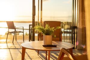 een tafel met een potplant op een balkon bij Beautiful Balmoral Hill Apartment in Christchurch