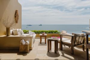 Cala de Mar Resort & Spa Ixtapa في اكستابا: غرفة معيشة مطلة على المحيط