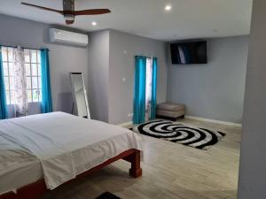 Postel nebo postele na pokoji v ubytování Coconut Creek Deluxe Suite