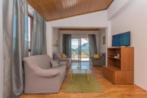 ZadvarjeにあるApartment Green Peaceのソファとテレビのあるリビングルーム