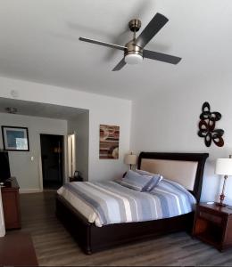 Un dormitorio con una cama con ventilador de techo. en Caribe Cove, en Kissimmee 21 fotos más