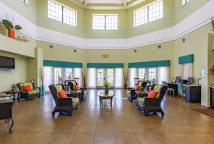 Una sala de espera en un hospital con sofás y sillas. en Caribe Cove, en Kissimmee