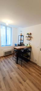a room with a table with chairs and a window at Élégant et central in Perpignan