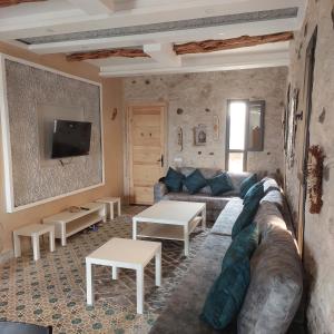 sala de estar con sofá y TV en Villa ichawin en Essaouira