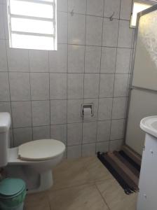 uma casa de banho com um WC e um lavatório em Casa Penedo em Itatiaia