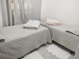 uma cama com duas almofadas num quarto em Casa Penedo em Itatiaia